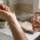 Você passa perfume pela manhã e o cheiro desaparece rapidamente: especialistas explicam o detalhe que pode fazer diferença