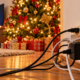 Moradora monta a árvore de Natal ao lado da TV e descobre por que eletricistas não recomendam ligar tudo no mesmo benjamim