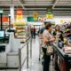 Especialistas em psicologia explicam: “Quem evita os caixas de autoatendimento no supermercado pode não estar sendo antissocial, mas buscando pequenas interações humanas no dia a dia”