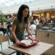 Segundo a psicologia, quem recolhe pratos e bandejas depois de comer no shopping pode não estar apenas seguindo uma regra de educação, mas assumindo parte do cuidado com o espaço coletivo