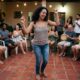 Psicólogos afirmam: “Quando a pessoa perde o medo de fazer papel de boba, ela pode ganhar mais espontaneidade, menos ansiedade e menos dependência da opinião dos outros”