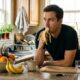 A banana é levemente radioativa por causa do potássio que contém, e cientistas explicam por que isso não representa nenhum risco para quem come