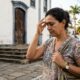 A psicologia explica: quem faz o sinal da cruz ao passar em frente a uma igreja pode não estar apenas repetindo um hábito de família, mas buscando um momento de pausa que o cérebro associa à segurança