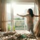 Especialistas em psicologia explicam: “Quem abre todas as cortinas assim que acorda pode não estar buscando apenas claridade, mas dando ao cérebro um dos principais sinais de que a noite terminou e o dia começou”