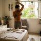 Como manter o corpo cheiroso o dia todo: hábitos ajudam a controlar o mau odor, mesmo em dias quentes, e começam pela higiene, secagem da pele e escolha das roupas