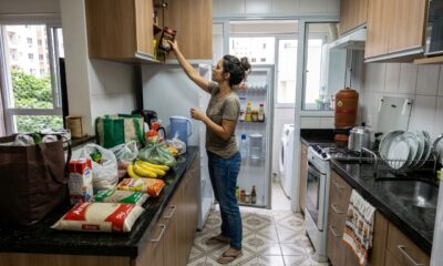 Psicologia explica: quem guarda as compras do mercado assim que chega em casa pode estar tentando evitar uma sensação que poucos percebem
