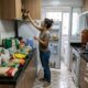 Psicologia explica: quem guarda as compras do mercado assim que chega em casa pode estar tentando evitar uma sensação que poucos percebem