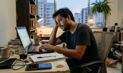 A psicologia sugere que andar ou sentar com os ombros caídos pode não revelar somente desconforto físico, mas também estados como insegurança, estresse, tristeza ou esgotamento mental