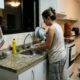 Especialistas em psicologia explicam: “Quem arruma a cozinha todas as noites antes de dormir pode não estar apenas buscando limpeza, mas tentando evitar começar o dia seguinte diante de uma sensação de caos”