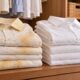 O que significa quando as roupas brancas ficam amareladas no armário, mesmo depois de lavadas cuidadosamente, e quais erros na lavagem, na secagem e no armazenamento podem alterar a aparência dos tecidos