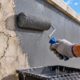 Antes de aplicar tinta impermeabilizante no telhado ou na parede, pedreiros explicam por que preparar a superfície é essencial para evitar que a pintura descasque