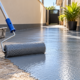Como recuperar o piso desgastado do corredor lateral da casa e criar um acabamento mais uniforme, resistente às intempéries e fácil de limpar com uma pintura feita da maneira correta