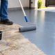 Como pintar o piso de cimento da garagem, do quintal ou da varanda e transformar um chão velho e manchado em uma superfície bonita, renovada e muito mais fácil de limpar sem precisar quebrar tudo