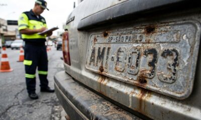 Motorista roda com números da placa apagados por desgaste natural, é parado em blitz e tem carro retido até regularização com Mercosul