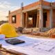 Pedreiro apresenta orçamento para construir uma casa de 40 m² em terreno próprio, com 2 quartos, sala, cozinha e banheiro, e a família descobre quais etapas da obra mais exigem planejamento antes de comprar os materiais e contratar a mão de obra