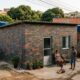 Em apenas 15 horas, 2 toneladas de plástico reciclado são transformadas em uma casa de 27 m² para uma mãe com 9 filhos
