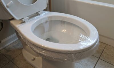 Pouca gente conhece esse método para tentar desentupir o vaso sanitário: o plástico-filme é usado para vedar a abertura da louça e criar pressão durante a descarga, uma alternativa mecânica que pode ajudar em obstruções simples sem recorrer a produtos químicos agressivos