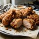 Chefs de cozinha afirmam: “Se você quer um frango frito crocante como o do KFC, experimente fritar em duas etapas, deixando os pedaços descansarem antes de voltar ao óleo”