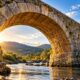 A ponte construída com peças que se encaixam sem depender de argamassa em todas as suas juntas e como o formato dos blocos ajuda a manter a estrutura montada