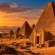 As pirâmides construídas no antigo reino de Cuxe guardam diferenças importantes em relação às do Egito e revelam uma tradição funerária que marcou a história da Núbia