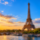 Construída entre 1887 e 1889, a Torre Eiffel atravessou mais de 130 anos de história, enfrentou mudanças na paisagem de Paris, passou por grandes reformas e continua de pé como um dos monumentos mais reconhecidos do mundo