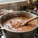 Você cozinha feijão do jeito errado: o hábito de colocar tempero e ingredientes na hora errada pode alterar o tempo de cozimento, e alguns cuidados simples ajudam a conseguir grãos macios sem deixá-los desmanchar