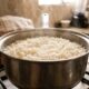 Os cozinheiros concordam: "Para o arroz ficar soltinho e sem grudar, não mexa durante o cozimento, mas mantenha a panela tampada e deixe descansar por 5 minutos após desligar o fogo”