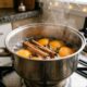Cozinheiras concordam: para a casa cheirar a Natal, basta ferver casca de laranja, canela e cravo por 10 minutos