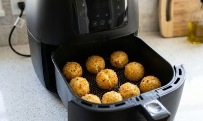 Misture batata cozida, queijo e mais alguns ingredientes para preparar bolinhos dourados na airfryer sem fritura em óleo