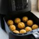 Misture batata cozida, queijo e mais alguns ingredientes para preparar bolinhos dourados na airfryer sem fritura em óleo