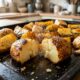 Chefs de cozinha afirmam: para a batata rústica ficar crocante por fora e macia por dentro, não coloque os pedaços diretamente no forno, mas faça um pré-cozimento começando com água fria