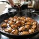Chefs de cozinha concordam: "Para o frango teriyaki não ficar salgado demais, não acrescente sal antes de provar o molho, mas ajuste o tempero depois de adicionar o shoyu.”