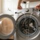 Colocar vinagre na máquina de lavar vazia antes de dormir: para que serve esse truque e por que recomendam repetir o hábito uma vez por semana