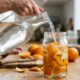 Misturar cascas de laranja com vinagre branco e deixar descansar por 2 semanas: para que serve esse truque caseiro de limpeza que aproveita algo normalmente jogado fora