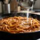 Chefs italianos afirmam: “Para o molho ficar mais cremoso, não descarte a água do cozimento, mas reserve uma concha antes de escorrer o macarrão”