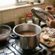 Cozinheiros experientes afirmam: para o feijão cozinhar por igual na pressão, não coloque direto na panela, mas deixe de molho por pelo menos 8 horas e cozinhe cerca de 25 minutos depois que pegar pressão