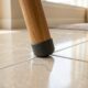 Moradora usa acessório de R$ 30 nos pés das cadeiras e descobre o segredo simples para arrastar os móveis sem nunca riscar o piso da sala