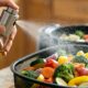 Adeus comida encharcada de gordura: o acessório de cozinha de R$ 25 que borrifa óleo na medida exata na Airfryer