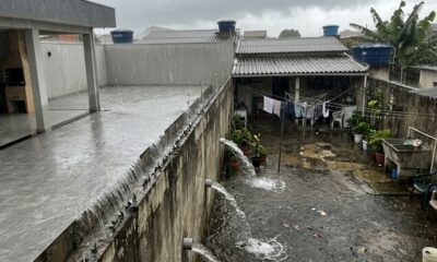 Morador levanta o nível do quintal durante a reforma, a água da chuva passa a correr para o terreno vizinho e ele descobre que alterar o escoamento pode gerar obrigação de corrigir
