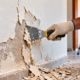 Pintor profissional revela como recuperar paredes descascadas usando preparação correta e selador que ajuda a evitar novas manchas e preservar o acabamento por muito mais tempo