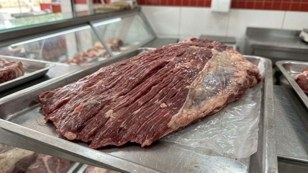 Nem picanha, nem filé mignon: esse corte pode ser a escolha mais econômica para o churrasco