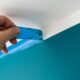 Pintor revela a técnica simples com produto de cozinha na fita crepe para fazer o recorte da parede perfeito e sem borrar o teto da casa
