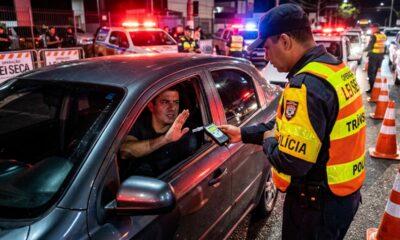 Motorista se recusa a soprar o bafômetro em blitz, leva multa pesada de R$ 2.900 reais e tem o direito de dirigir suspenso por 12 meses