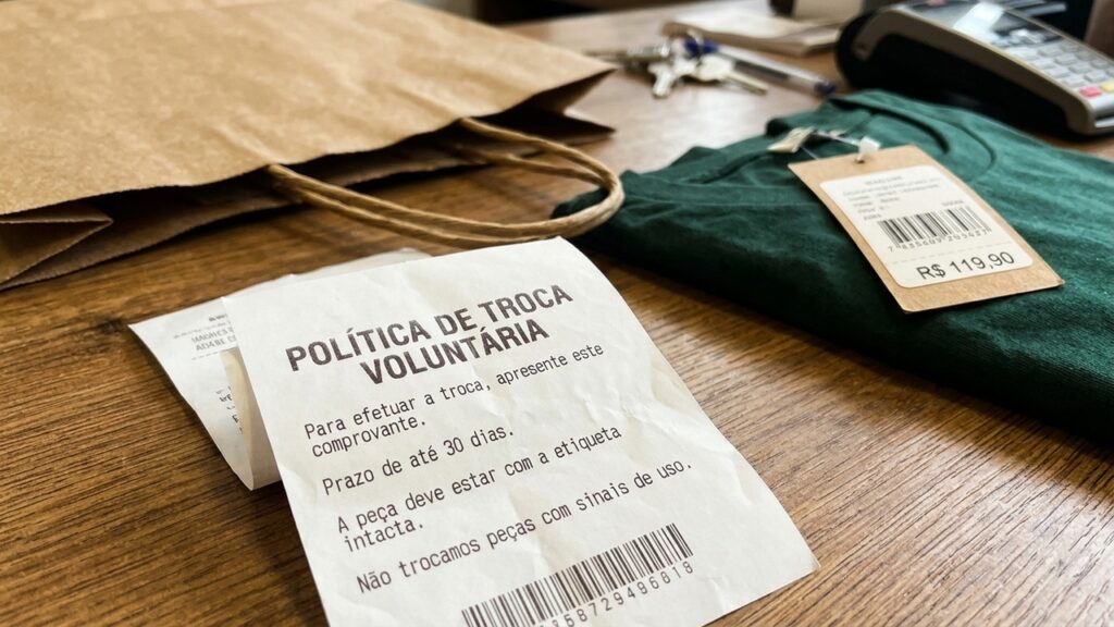 Consumidor tenta trocar roupa de R$ 300 comprada em loja física após errar o tamanho e Procon confirma que comércio não é obrigado por lei