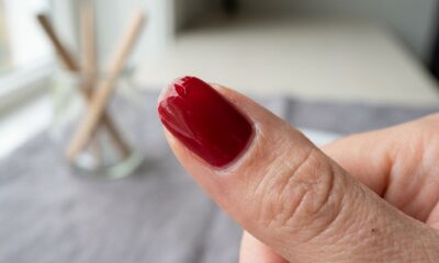 Especialistas em unhas explicam: se o esmalte descasca em poucos dias, pode não ser problema da marca, mas oleosidade na superfície, e “preparar melhor a unha pode ajudar”
