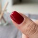 Especialistas em unhas explicam: se o esmalte descasca em poucos dias, pode não ser problema da marca, mas oleosidade na superfície, e “preparar melhor a unha pode ajudar”