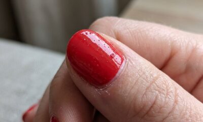 Especialistas em unhas explicam: se o esmalte forma pequenas bolhas depois de secar, pode não ser defeito da marca, mas excesso de produto nas camadas, e “aplicar menos esmalte pode ajudar”