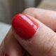 Especialistas em unhas explicam: se o esmalte forma pequenas bolhas depois de secar, pode não ser defeito da marca, mas excesso de produto nas camadas, e “aplicar menos esmalte pode ajudar”