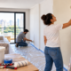 Casal usa o 13º para pintar a casa inteira e um pintor explica quantas latas de tinta são necessárias para um apartamento de 60 m²