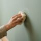 Pintor revela o truque caseiro com esponja macia para tirar manchas brilhantes e marcas de rolo na parede da sala sem precisar pintar de novo